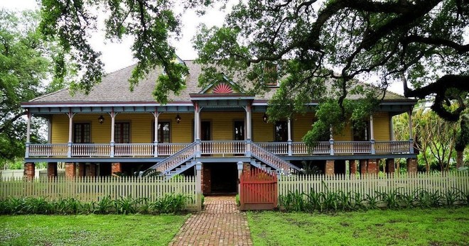 Laura Plantation + Swamp Tour • Small Airboat Ride- 7.5hrs