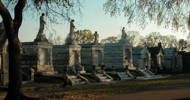 City and Cemetery Tour - 2.5hrs